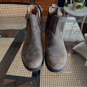 Blundstone Women’s Classic 585 Chelsea Boot in Rustic Brown